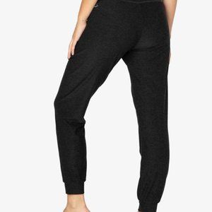 NWT Beyond Yoga Featherweight Lounge Around Joggers. Size Small